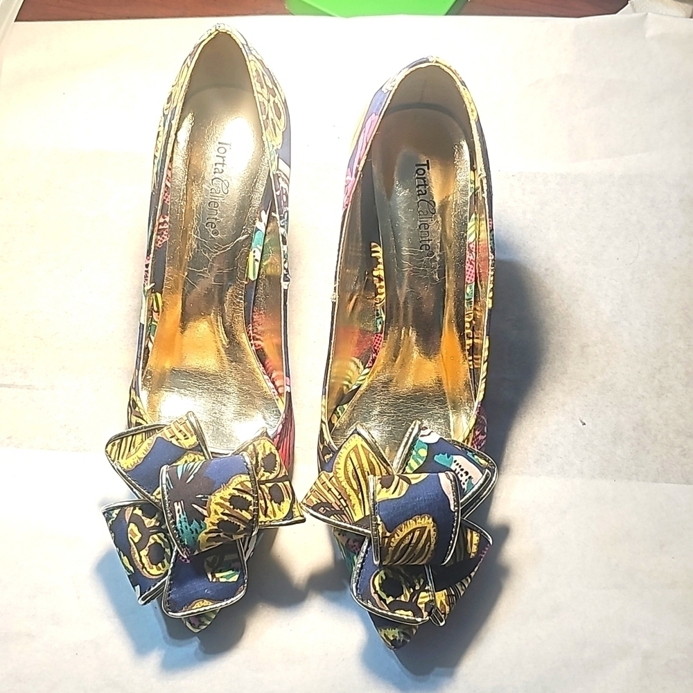 Torta Calente Silver Slipper Heels 👠 - Picture 2 of 12